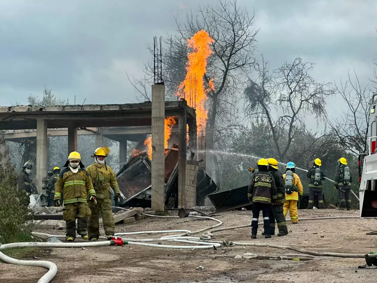 Bajo control explosión en bodega de gas LP en Tepeaca; evacúan a 2 mil personas