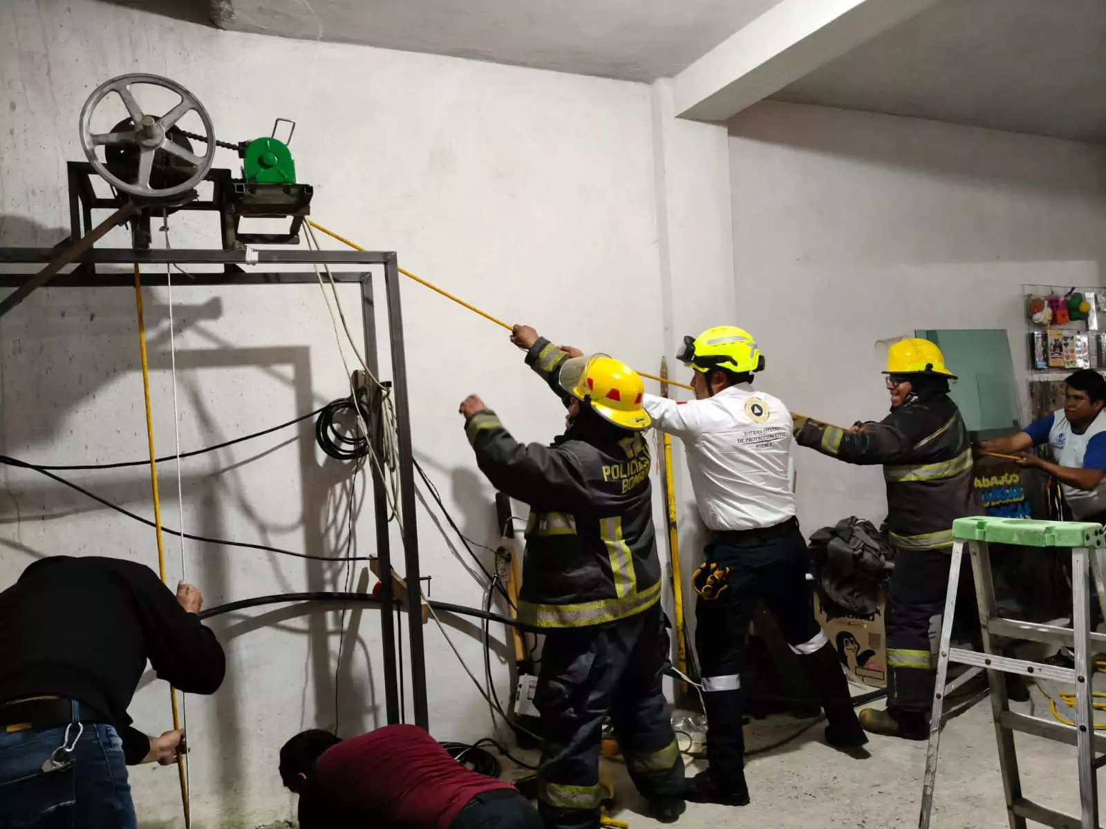 Con éxito se realiza rescate de dos personas en pozo