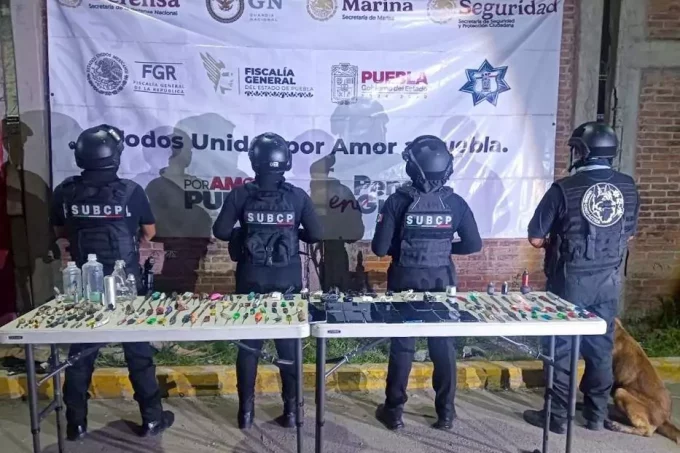 Operativo en penal de Puebla deja decomiso de armas punzocortantes y celulares