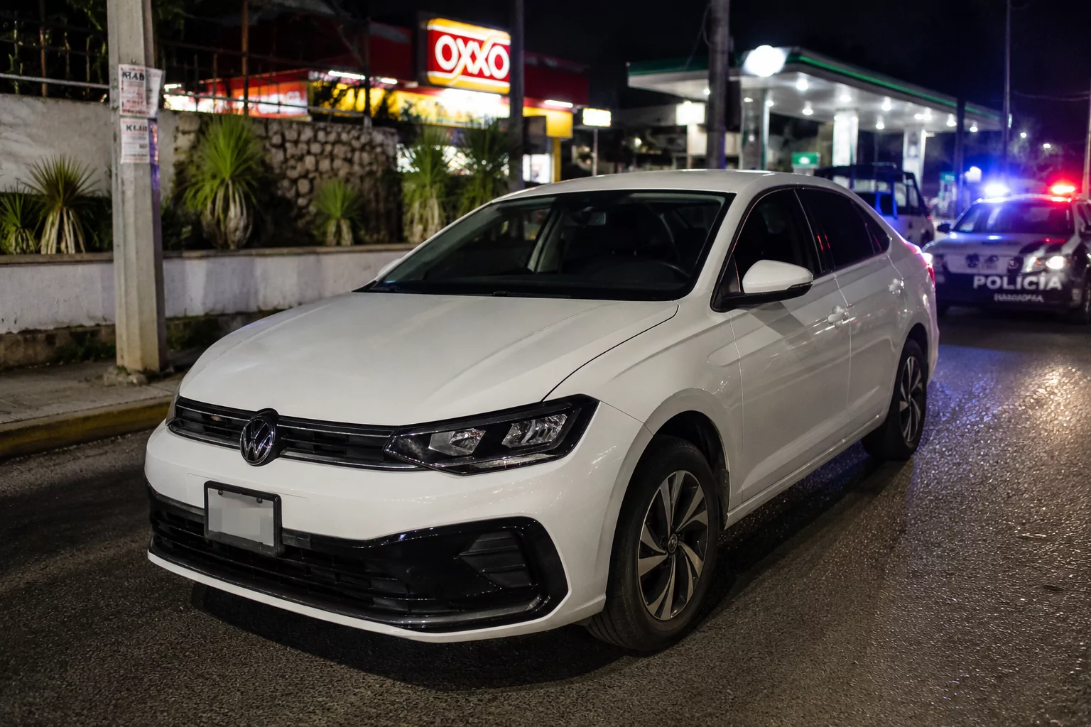 A balazos roban Volkswagen Virtus en San Sebastián de Aparicio; desatan operativo