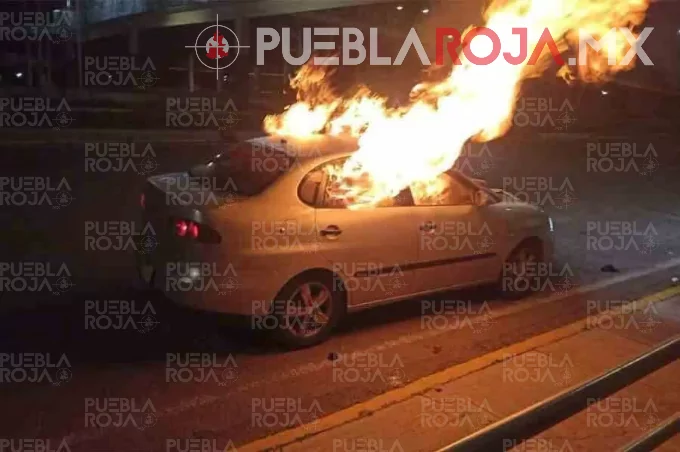 Macabro hallazgo: encuentran un cadáver calcinado en la cajuela de un auto incendiado en el Periférico