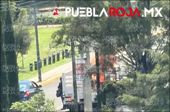 Camioneta de empresa se incendia en Zavaleta; conductor sufre quemaduras