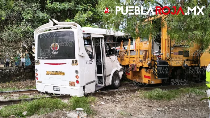 Microbús le quiere ganar al tren y termina destrozado en Rivera Anaya; hay 20 lesionados