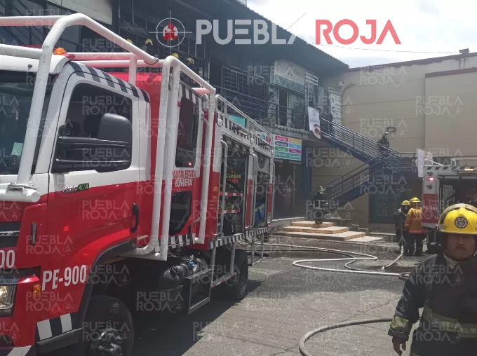 Incendio moviliza a bomberos en plaza comercial de Mayorazgo; clientes y comerciantes en alerta