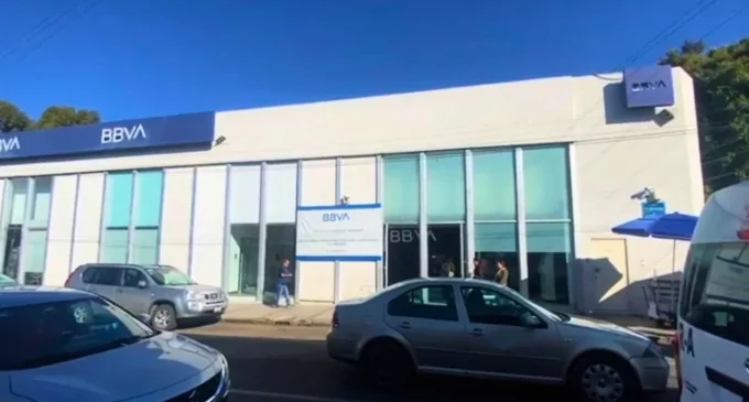 Creyeron que llevaba fuerte suma de dinero; lo asaltan en BBVA Humboldt y solo llevaba 50 pesos
