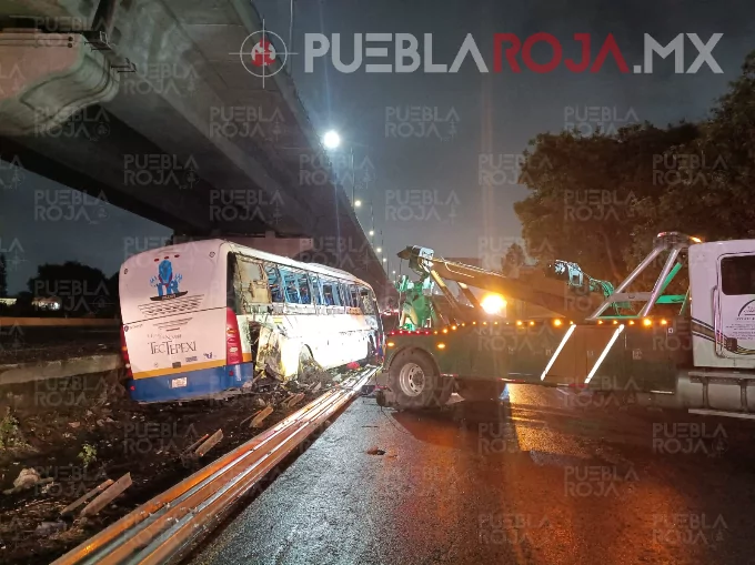 Vuelca autobús del Tecnológico de Tepexi en la “Cuchilla de la Muerte”; deja nueve lesionados