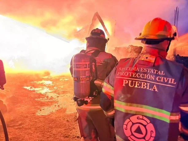 Coordinación interinstitucional contiene incendio y salvaguarda la población en Puebla