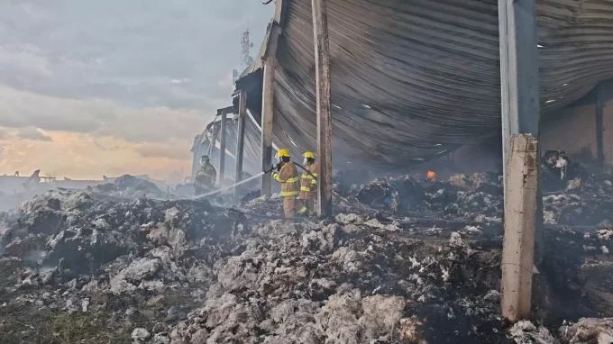 Tras 18 horas de labores, Protección Civil liquida incendio en bodega