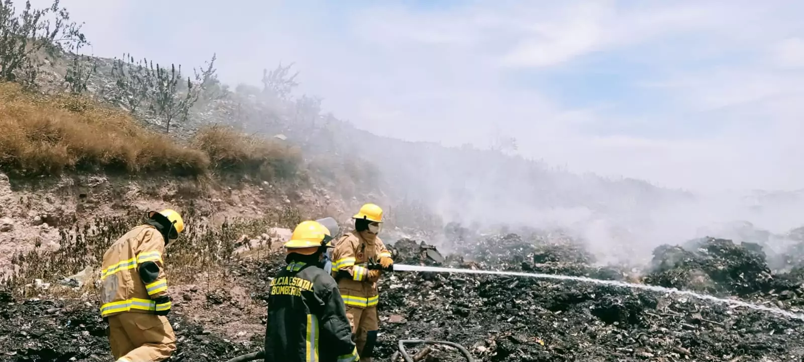 Avanza combate al incendio en relleno sanitario de Acatlán; reportan 60% de control