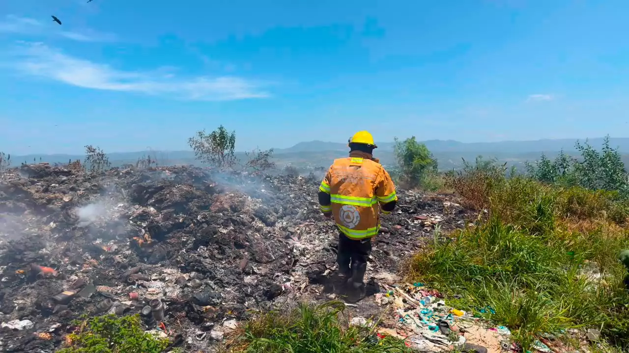Avanza combate al incendio en relleno sanitario de Acatlán; reportan 80% de control