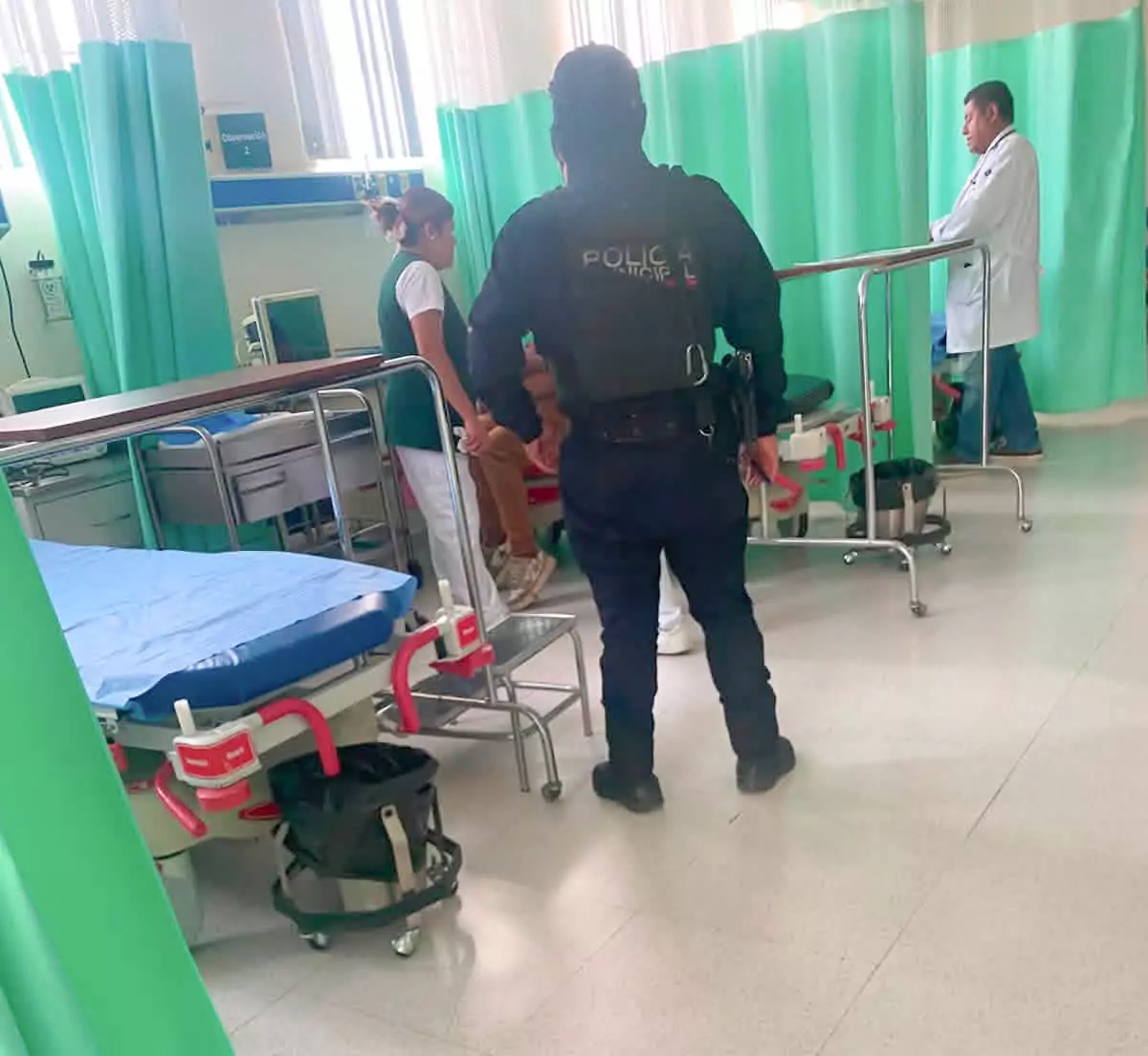 Rápida intervención de policías de Amozoc salva a una niña de morir asfixiada