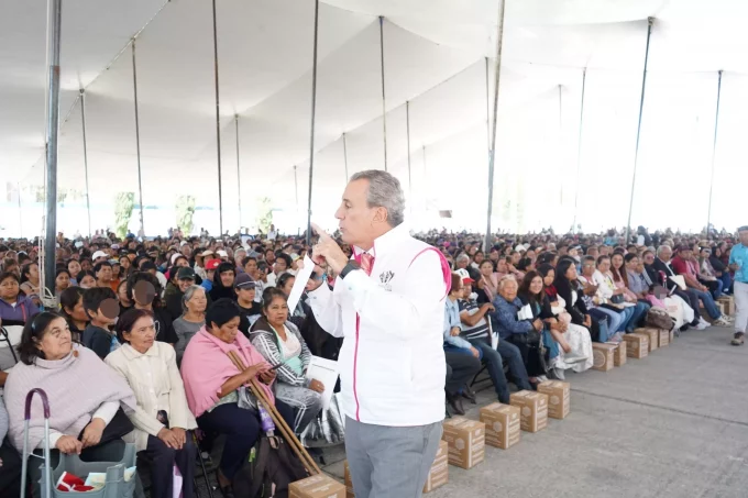 Respalda Pepe Chedraui a familias con entrega de despensas en Bosques de San Sebastián