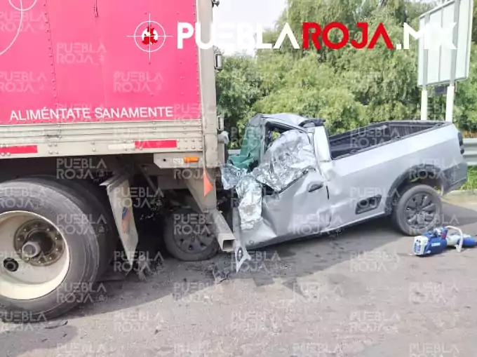 Camioneta se incrusta contra tráiler estacionado en la México-Puebla; una pareja murió al instante