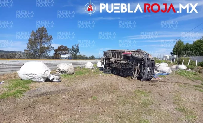 Se le desprende una llanta y muere reciclador de Tehuacán tras brutal volcadura en la autopista Puebla-Córdoba