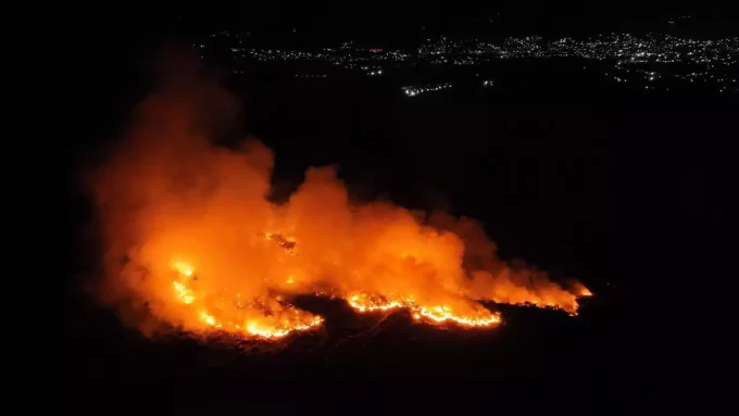 Protección Civil atiende incendio en relleno sanitario de Acatlán; descartan riesgos a viviendas