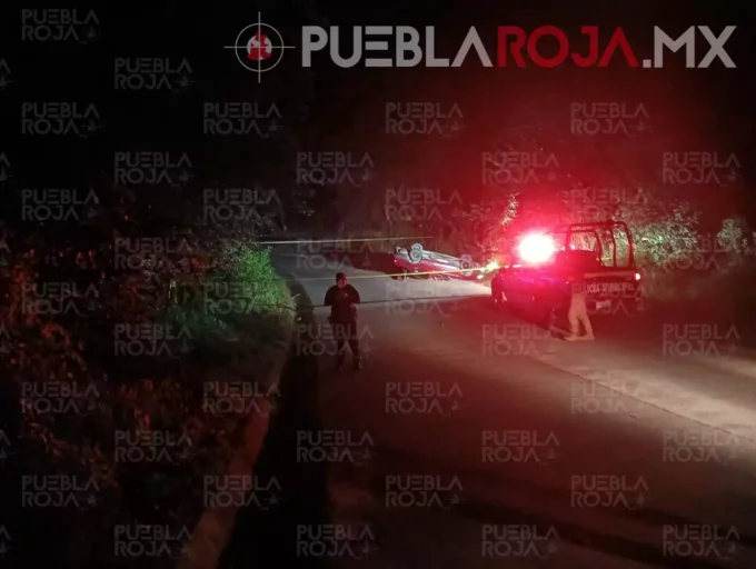 Lo encuentran muerto dentro de un Tsuru volcado; tenía balazos