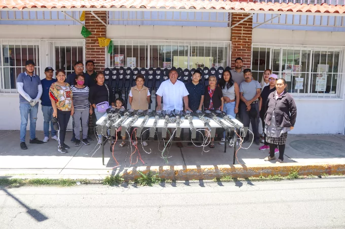 Fortalece gobierno de Amozoc la seguridad con entrega de luminarias en Casa Blanca
