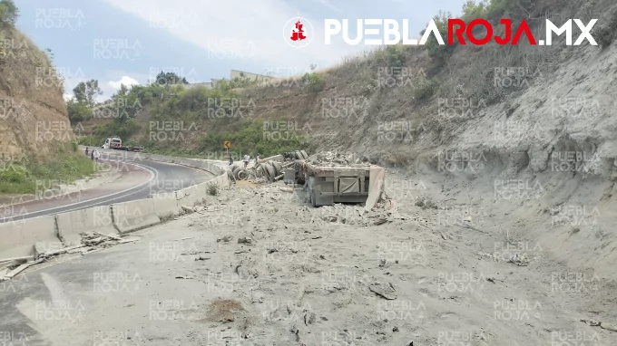 Brutal alcance entre tráiler y camioneta en la Vía Atlixcáyotl deja un lesionado y pérdidas millonarias