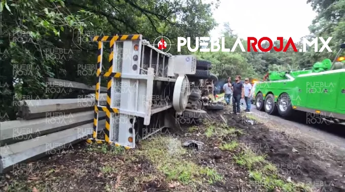 Camión con postes de concreto vuelca y aplasta vehículos en Huauchinango; ocho personas resultan lesionadas