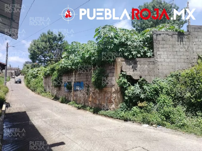 Denuncian riesgo de tragedia en Huauchinango; barda a punto de colapsar sigue sin ser atendida