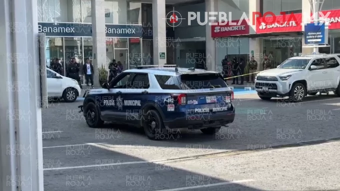 Robo desata balacera en Plaza Mazarik; víctima armada dispara contra los delincuentes