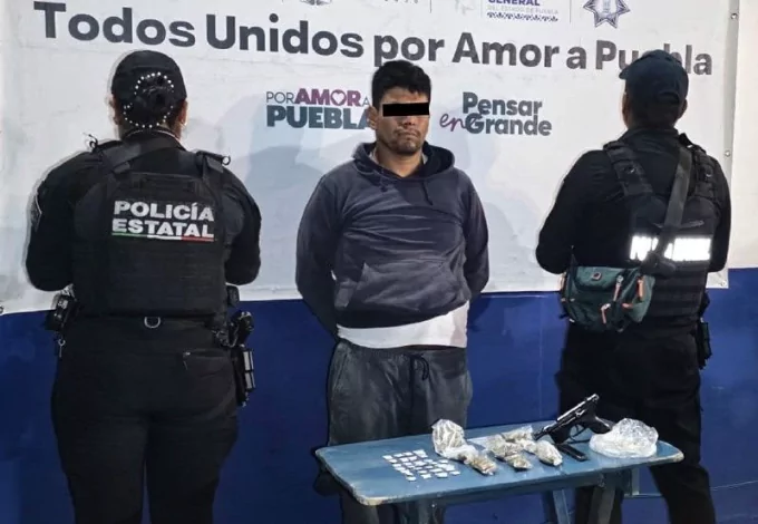 Policía Estatal detiene a hombre armado y en posesión de droga