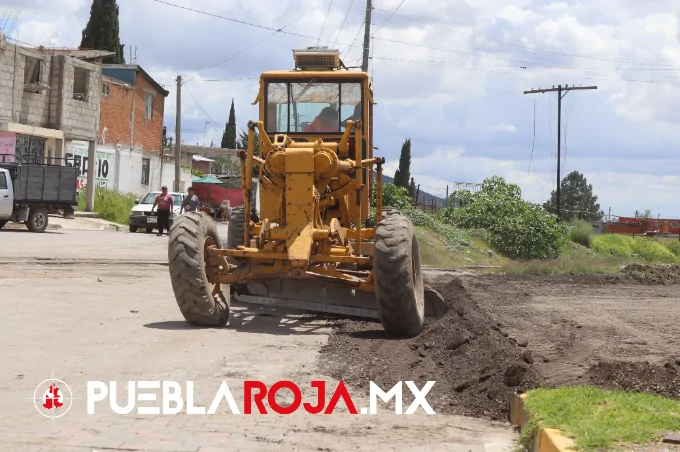 Gobierno de Amozoc mejora caminos con trabajos de rastreo y nivelación