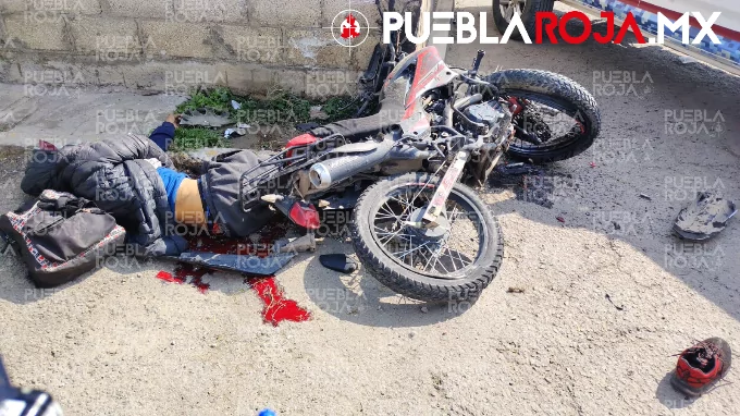 Muere motociclista al estrellarse contra la barda de una vivienda en Bosques de los Ángeles