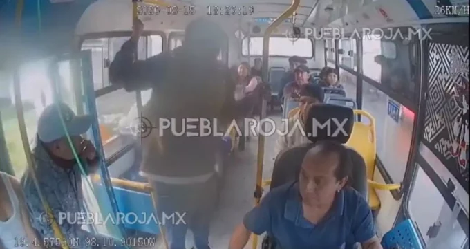 Asalto a la Ruta 27 termina a balazos; tres pasajeros resultan heridos en Puebla