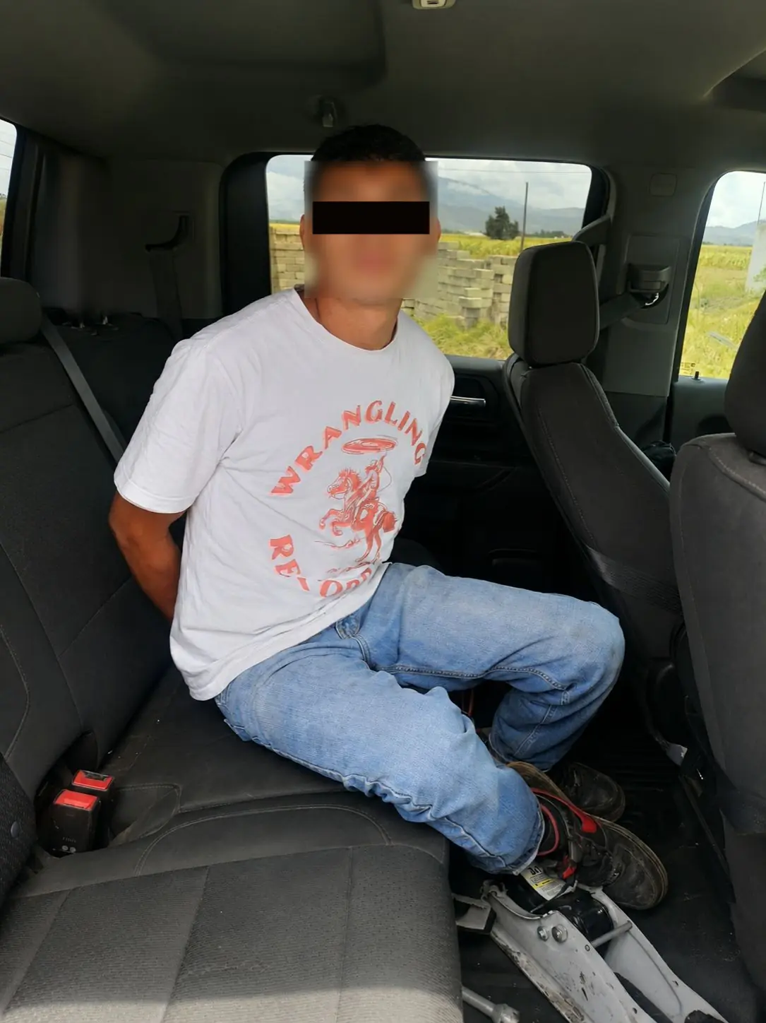 Detienen a dos personas y recuperan vehículo robado en Esperanza