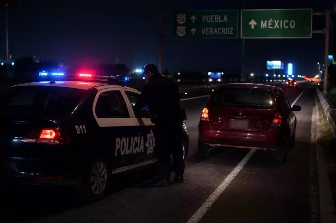 Ladrones se hacen pasar por policías para robar a automovilista en la México-Puebla