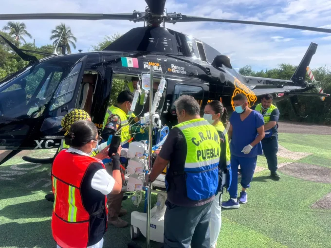 Trasladan vía aérea a Puebla a hombre lesionado en accidente en Acatlán