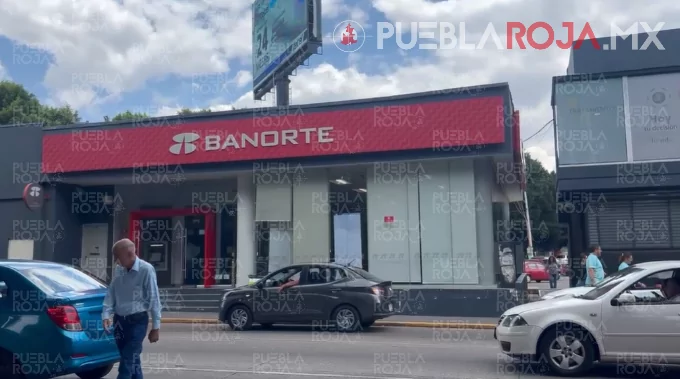 Con una nota y la amenaza de llevar una bomba, asaltan Banorte de Plaza Dorada