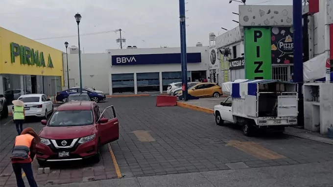 Un hombre armado y con dos bolsas, asaltó BBVA de Mayorazgo; se llevó hasta 11 mil pesos