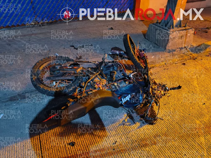 Alcohol y velocidad en moto matan a dos amigos en Tepeaca; uno murió decapitado