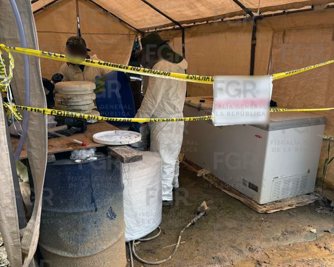 Destruye FGR en Puebla más de nueve toneladas de precursores químicos y sustancias nocivas para la salud