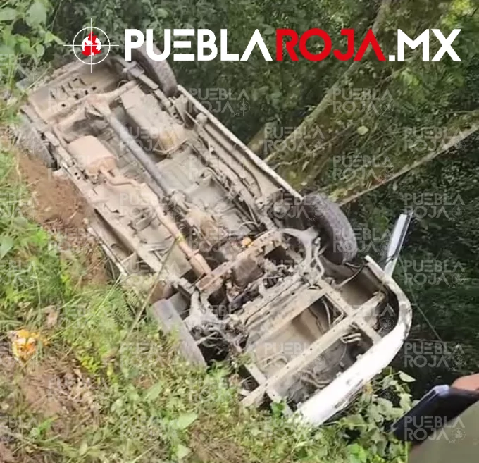 Asalto armado termina en volcadura; conductor sufre infarto y pasajeros resultan lesionados