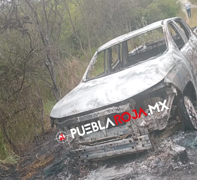 Calcinan camioneta robada y la abandonan en un camino de Tecali