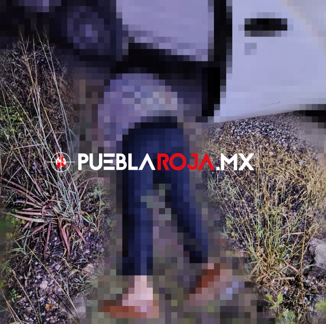 Hallan pareja asesinada a balazos junto a un Tsuru en Zacapala