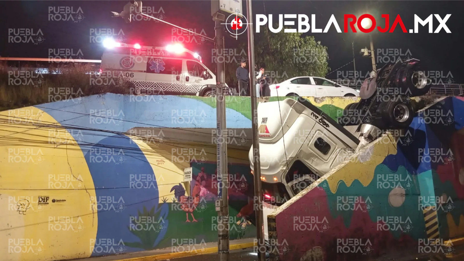 Tráiler cae 10 metros del Periférico Ecológico y termina sobre Camino Real