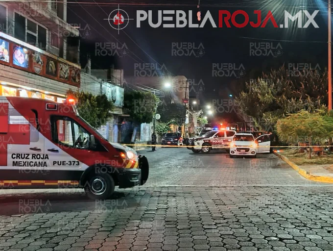Pasajero muere baleado dentro de un auto de aplicación en calles de Tehuacán
