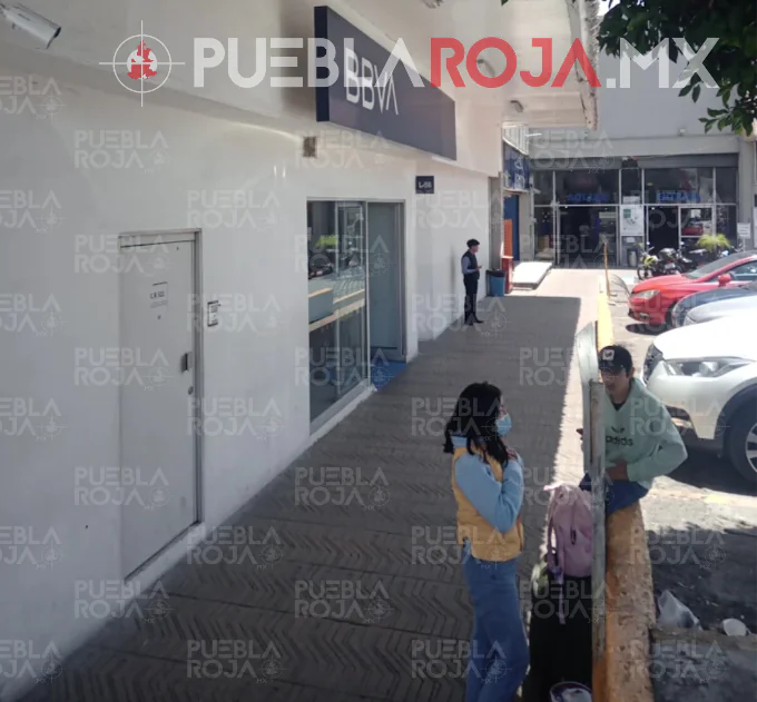 Asaltan a cuentahabiente dentro de BBVA en Plaza San Pedro; le roban 40 mp