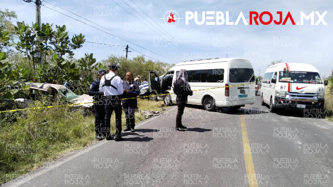 ¡Brutal choque en la Tepeaca-Tecali! Transporte público invade carril y colisiona