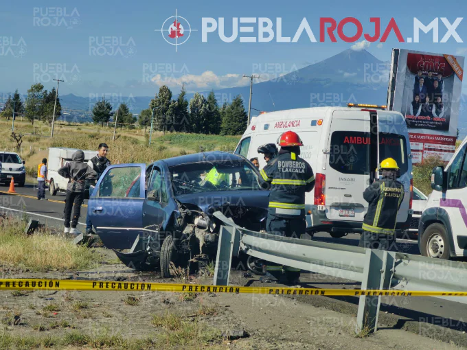 Tragedia en la Puebla-Tlaxcala: barra metálica atraviesa minivan: mata a hombre y deja grave a su bebé