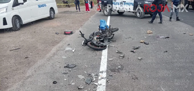 Muere joven motociclista al estrellarse contra una Urvan en la Apizaco-Tlaxco