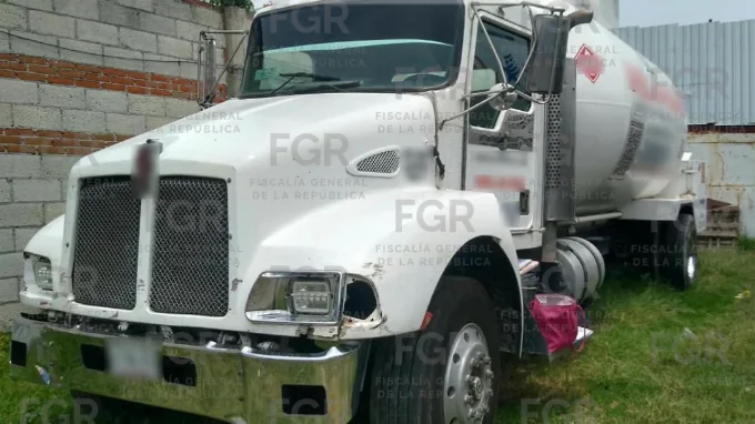 Durante cateo en San Andrés Cholula, FGR asegura 2 pipas y 47 cilindros de gas L.P.