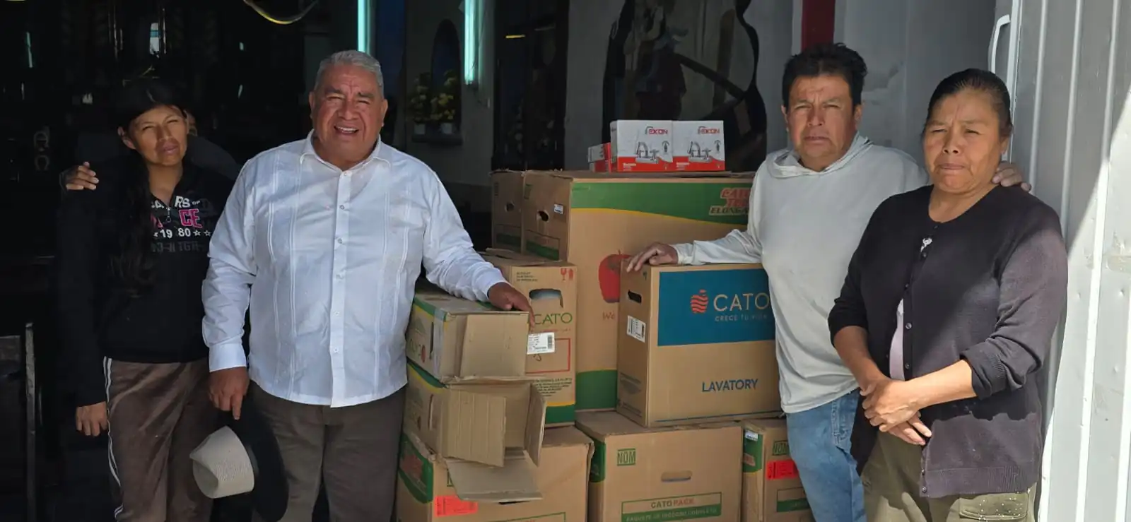 Severiano de la Rosa rehabilita camino en Amozoc y entrega material para baños en iglesia de Las Vegas