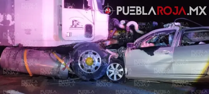 Tráiler invade carril contrario y mata a automovilista en la Cuapiaxtla-Cuacnopalan