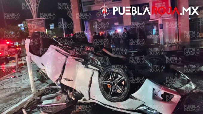 Vuelca Audi frente a Plaza Mazarik; tres personas resultan lesionadas en la Vía Atlixcáyotl