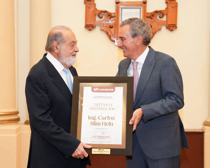 Entrega Pepe Chedraui reconocimiento de Visitante Distinguido a Carlos Slim